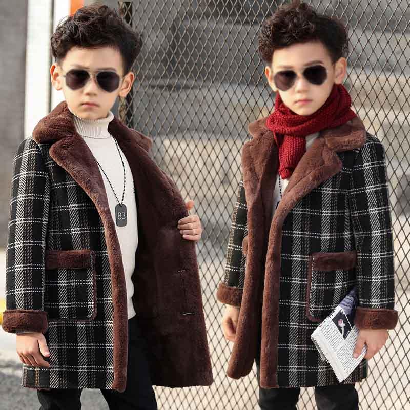 How to match the mid to long length of the 2025 winter new Korean version of the children's fur integrated thick coat with fleece for boys' woolen coat?